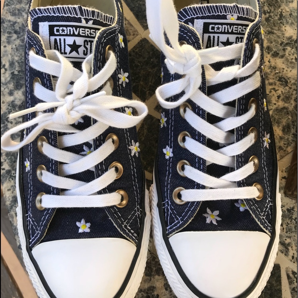 RARE denim daisy CONVERSE size 7 in women’s